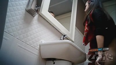Rekaman kamera sing didhelikake ing kamar mandi wanita (1)