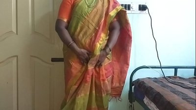 Indian desi pembantu kanggo nuduhake dheweke alam susu kanggo ngarep pemilik