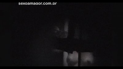 Blondie bakal diam-diam videotaped dening tetanggan voyeur umpetaken konco bricks kothong